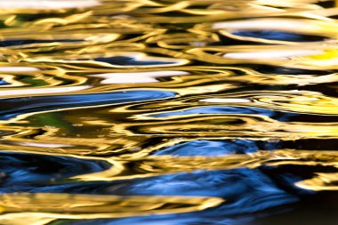 Arkaplan olarak suyun renkli yüzeyi