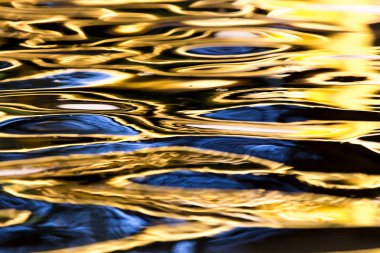 Arkaplan olarak suyun renkli yüzeyi