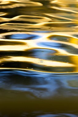 Arkaplan olarak suyun renkli yüzeyi