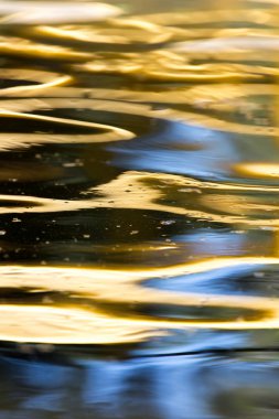 Arkaplan olarak suyun renkli yüzeyi