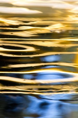 Arkaplan olarak suyun renkli yüzeyi