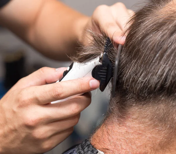 Primo piano di uno studente di sesso maschile con un taglio di capelli con tosatrici — Foto Stock