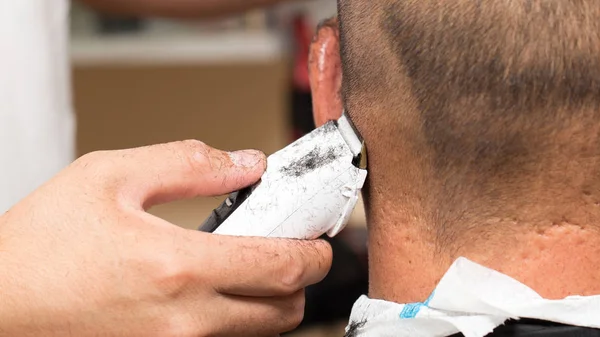 Saç kesme makineleri ile bir saç kesimi olan bir erkek öğrencinin yakın çekim — Stok fotoğraf