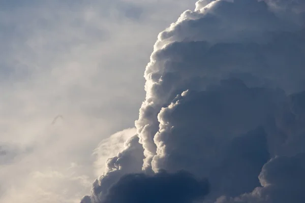 Storm wolken in de lucht als achtergrond — Stockfoto