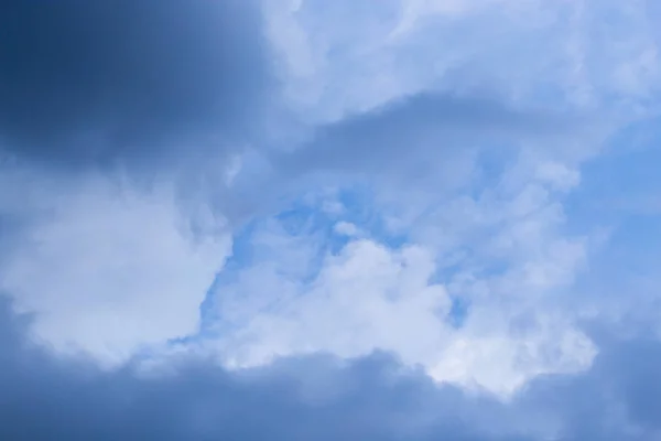 Gewitterwolken am Himmel als Hintergrund — Stockfoto