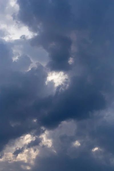 Arka plan olarak gökyüzündeki fırtına bulutları — Stok fotoğraf