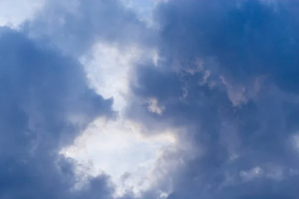 Gewitterwolken am Himmel als Hintergrund — Stockfoto