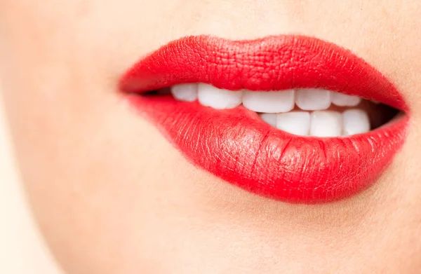 Hermosos labios con lápiz labial rojo — Foto de Stock