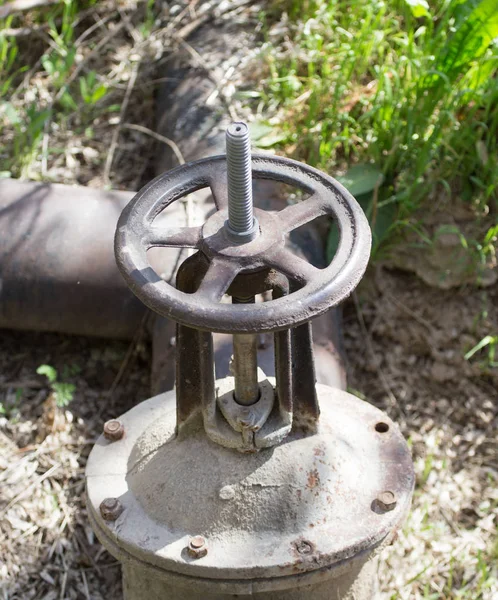 Válvula en la tubería de agua —  Fotos de Stock