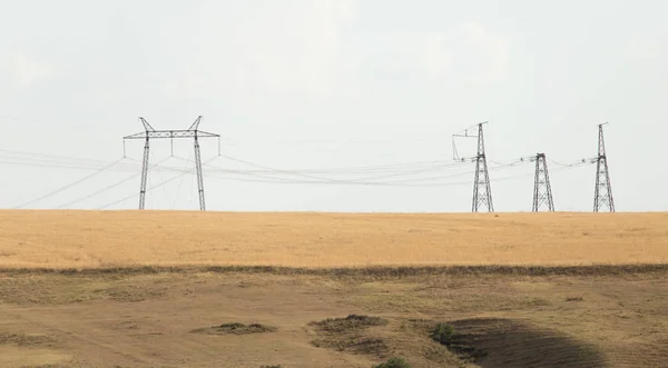 Strommasten in der Wüste — Stockfoto