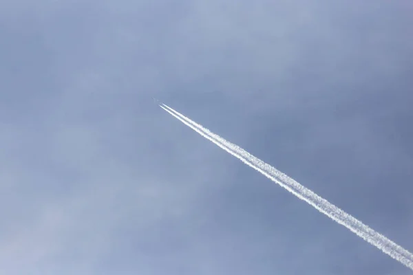 Trace of an airplane against blue sky — Stock Photo, Image