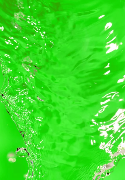 Salpicaduras de agua sobre un fondo verde — Foto de Stock