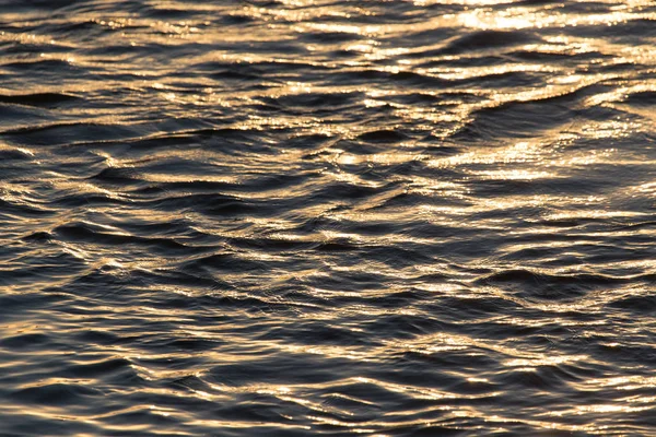 Achtergrond van het wateroppervlak bij zonsondergang — Stockfoto