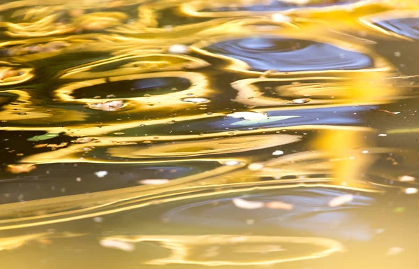 Superficie coloreada del agua como fondo —  Fotos de Stock
