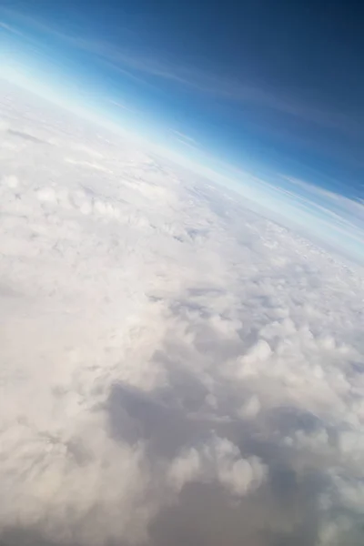 飛行機雲から青空高いビュー — ストック写真