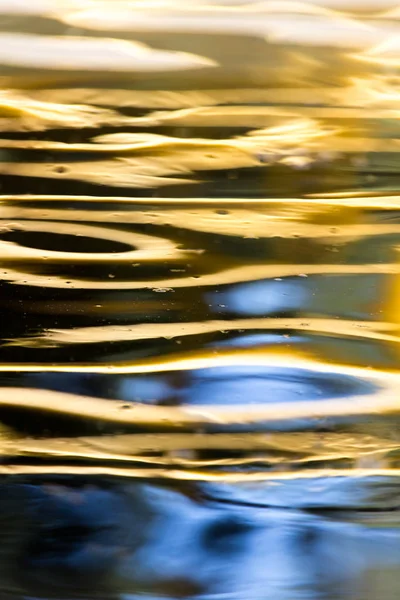 Arkaplan olarak suyun renkli yüzeyi