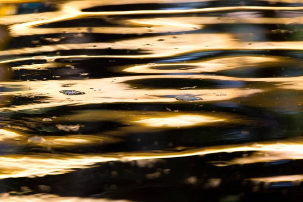 Gekleurd oppervlak van het water als achtergrond — Stockfoto