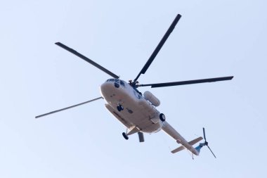Üzerinde mavi bir gökyüzü helikopter