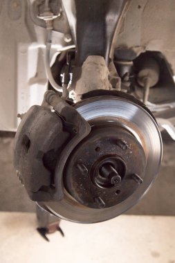 arabanın altında vinç servis istasyonunda onarım.