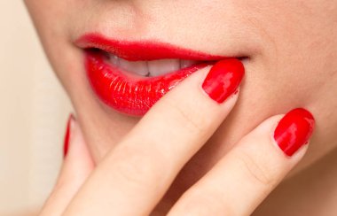 Kırmızı manikür ve kırmızı dudaklar