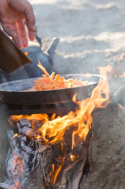 Kazığın doğasında yemek pişirmek.