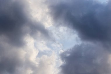 Arkaplan olarak gökyüzündeki bulutlar