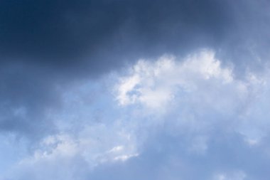 Arka plan olarak gökyüzündeki fırtına bulutları