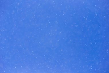 üzerinde mavi bir gökyüzü kar yağışı