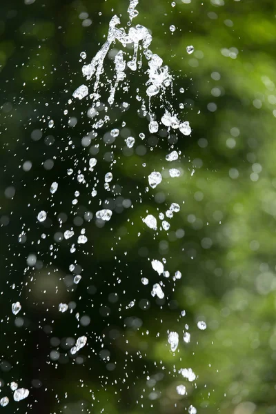 Spetterend waterdruppel op aard — Stockfoto