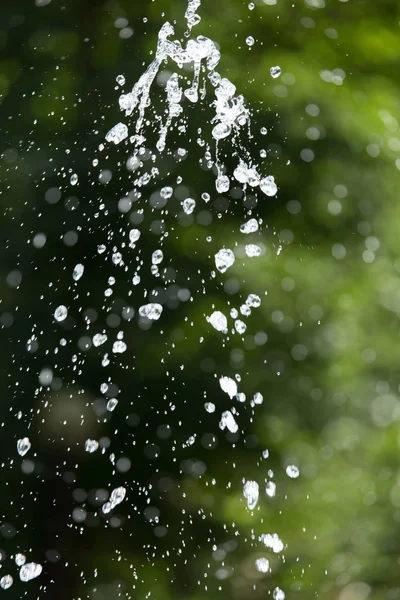 Salpicaduras de agua gota en la naturaleza — Foto de Stock