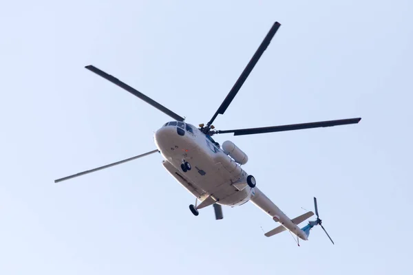 Hubschrauber am blauen Himmel — Stockfoto