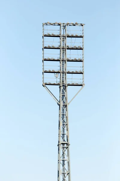 Proiettore allo stadio contro il cielo blu — Foto Stock