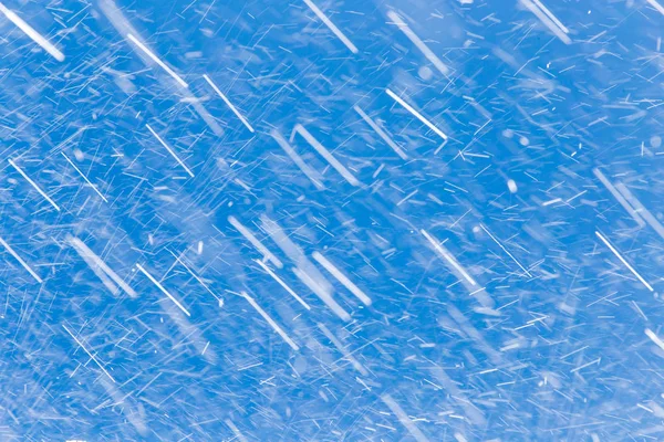 Mavi gökyüzüne karşı yağmur — Stok fotoğraf