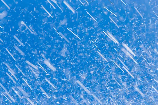 Chuva contra o céu azul — Fotografia de Stock