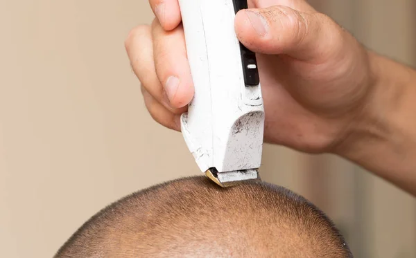 Hombre que tiene un corte de pelo con un cortador de pelo —  Fotos de Stock