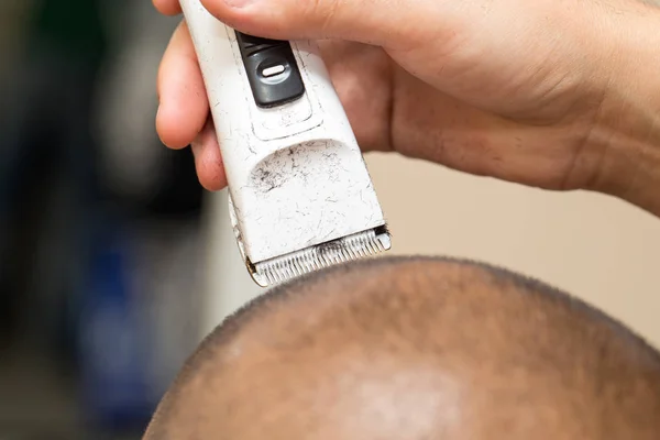 Man har en frisyr med en hårklippningsmaskiner — Stockfoto
