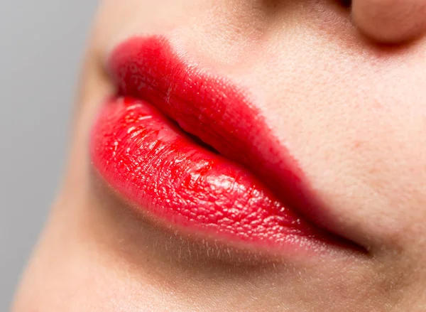 Primo piano di labbra di donna con rossetto rosso lucido — Foto Stock