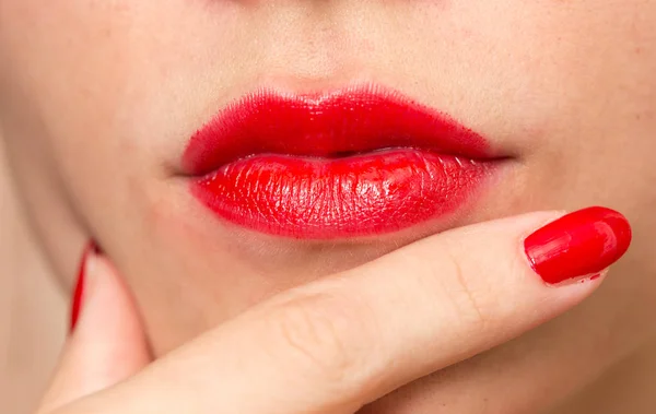 Κόκκινο μανικιούρ και τα κόκκινα χείλη — Φωτογραφία Αρχείου