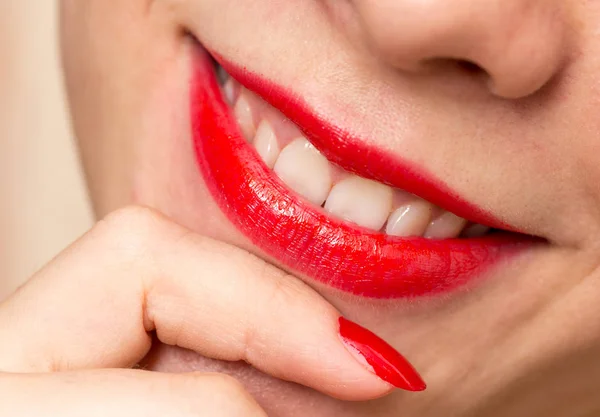 Manicura roja y labios rojos —  Fotos de Stock