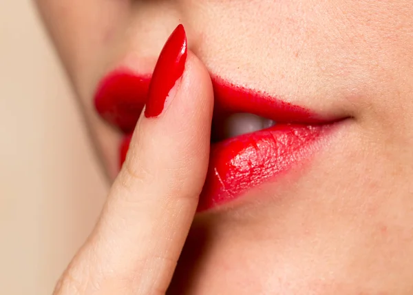 Czerwone usta i czerwony manicure — Zdjęcie stockowe