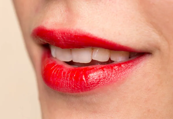 Närbild skott av kvinna läppar med glänsande rött läppstift — Stockfoto