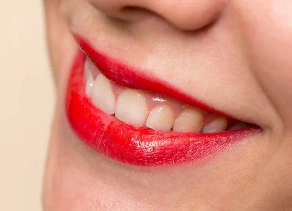 Hermosa sonrisa con labios rojos —  Fotos de Stock