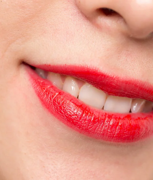 Bel sorriso con labbra rosse — Foto Stock