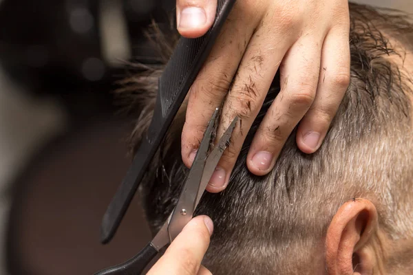 Uomo taglio di capelli forbici in un salone di bellezza — Foto Stock