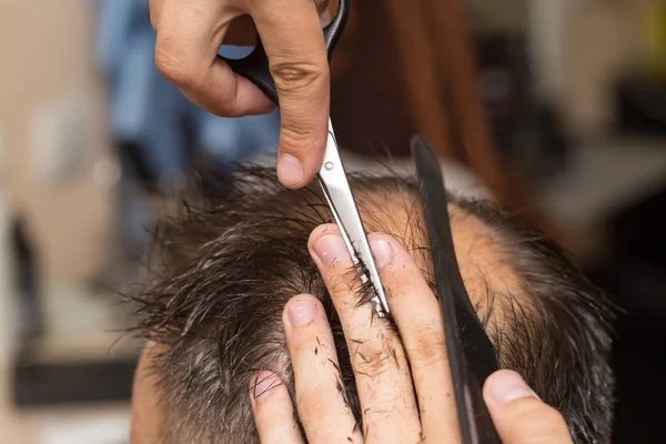 Hommes ciseaux de coupe de cheveux dans un salon de beauté — Photo