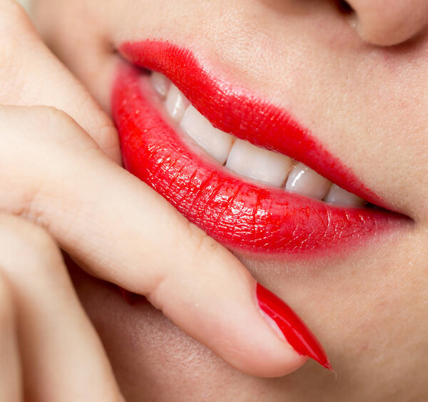 красный маникюр и красные губы
