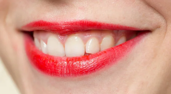 Belo sorriso com lábios vermelhos — Fotografia de Stock