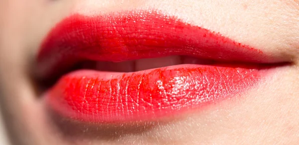 女人的嘴，有光泽的红色唇膏的特写镜头 — 图库照片
