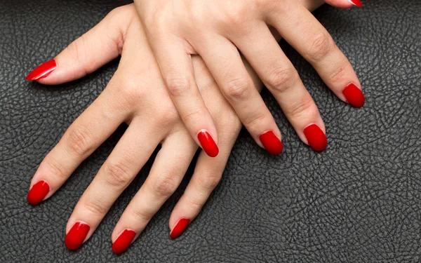 Hand met rode manicure — Stockfoto