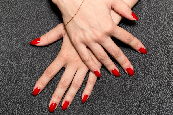 Hand met rode manicure — Stockfoto